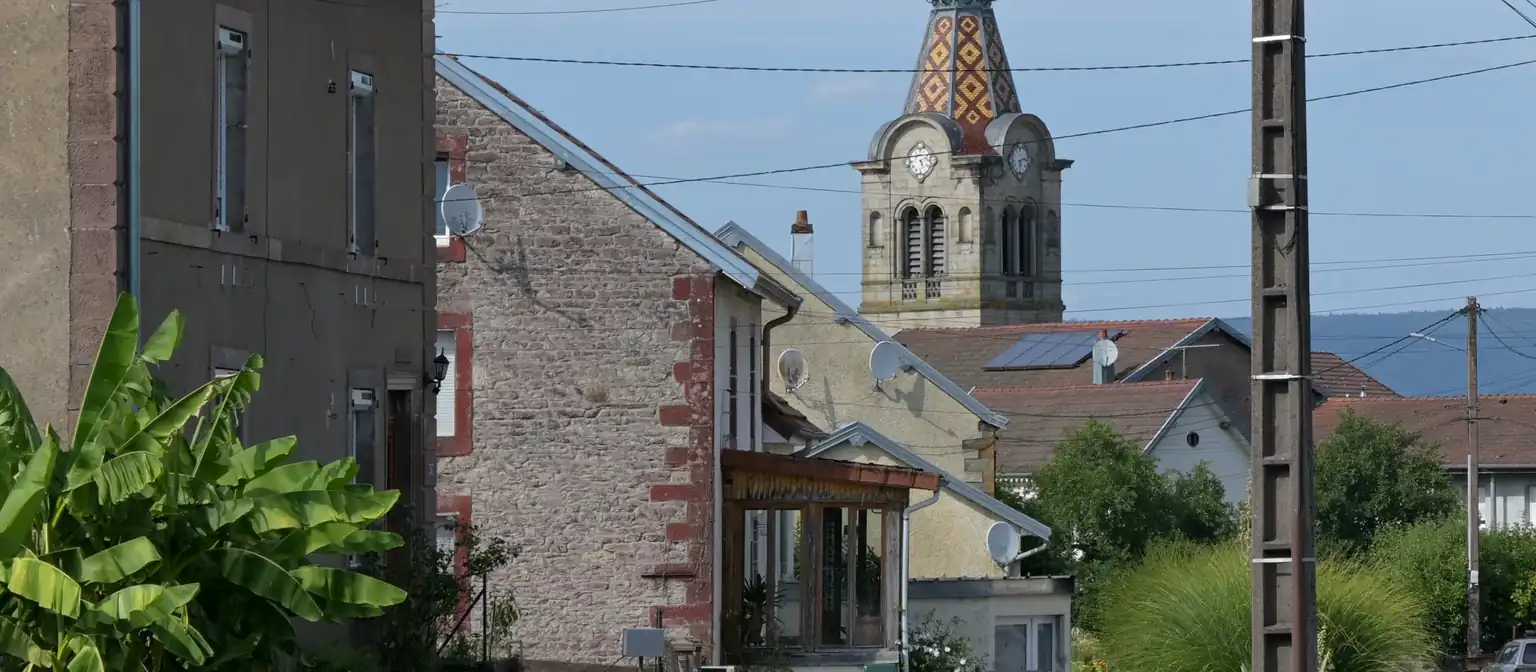 Rue de village et clocher à Moffans-et-Vacheresse