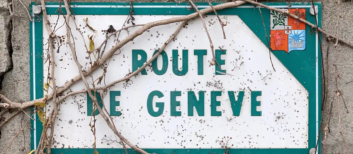Panneau de rue Route de Genève, sur un mur