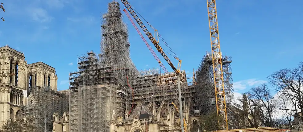 Notre-Dame de Paris depuis le quai, échafaudages et grues