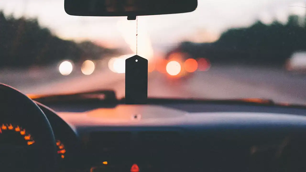 Route au crépuscule vue depuis l’habitacle d’une voiture