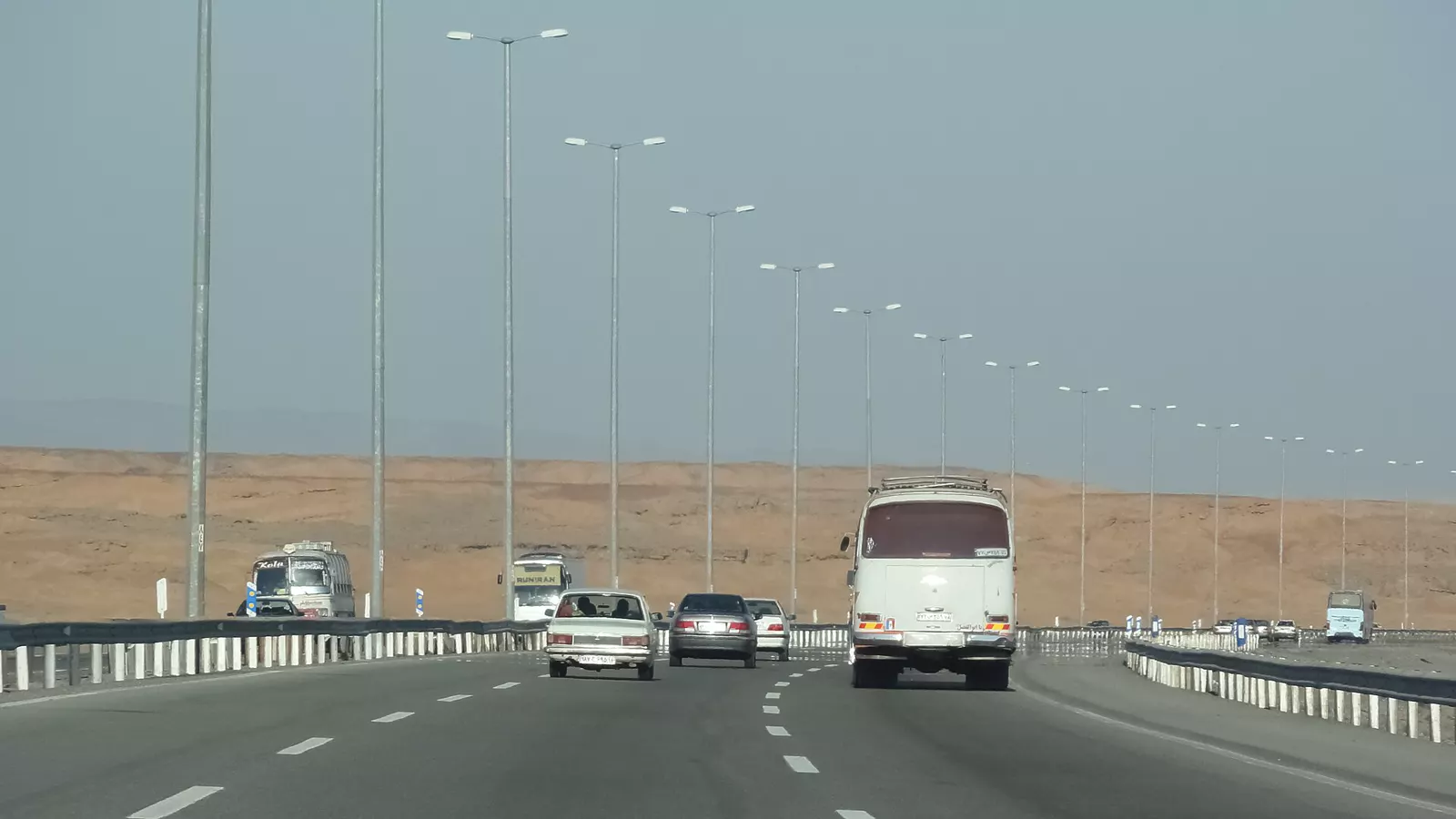 Voitures et camions sur une autoroute