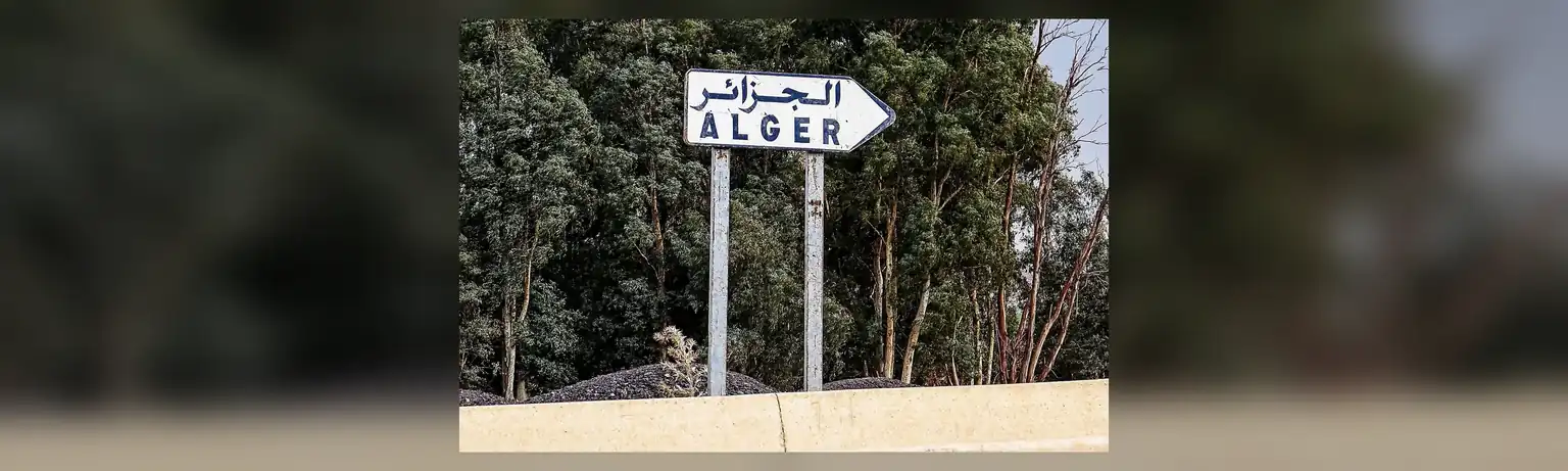 Panneau routier indiquant la direction d’Alger