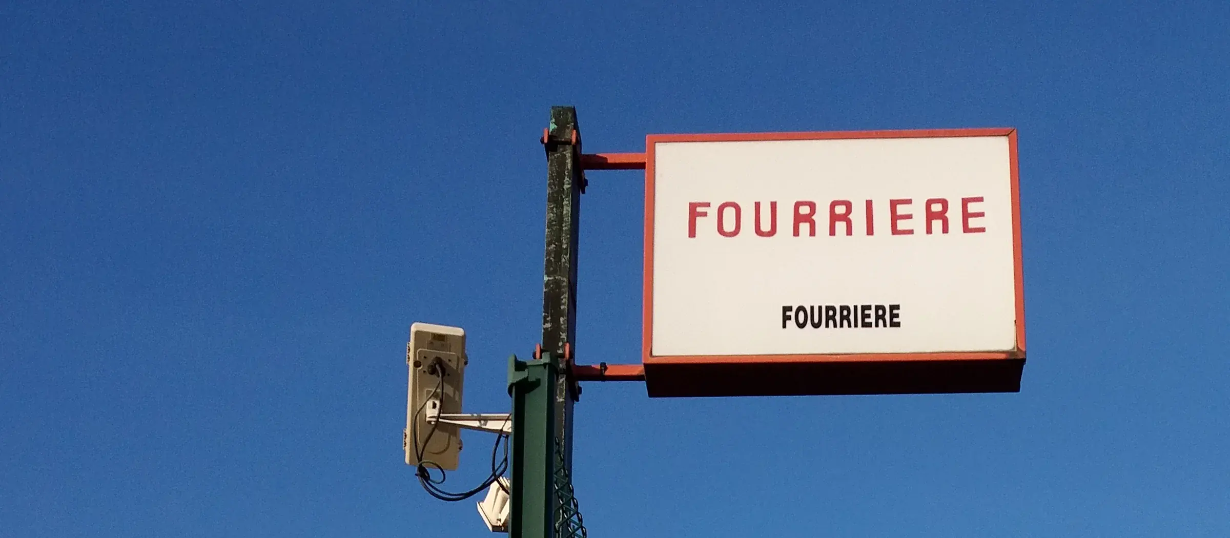 Panneau indiquant une fourrière automobile