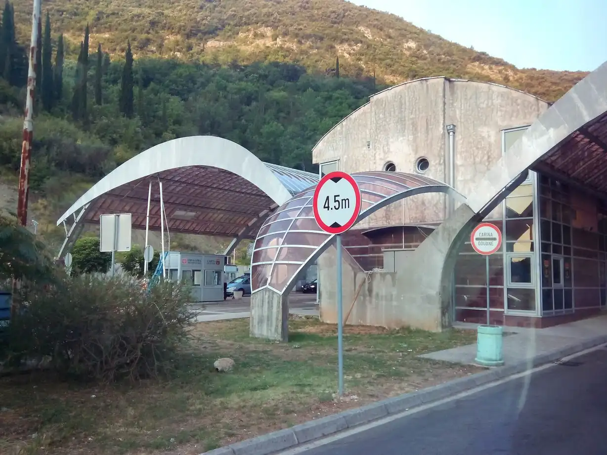 Poste de douane à un passage frontalier