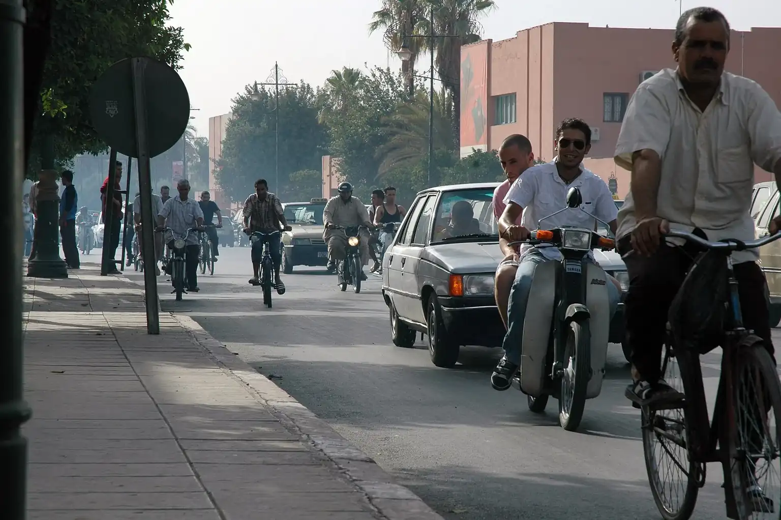 Circulation sur une avenue de Marrakech