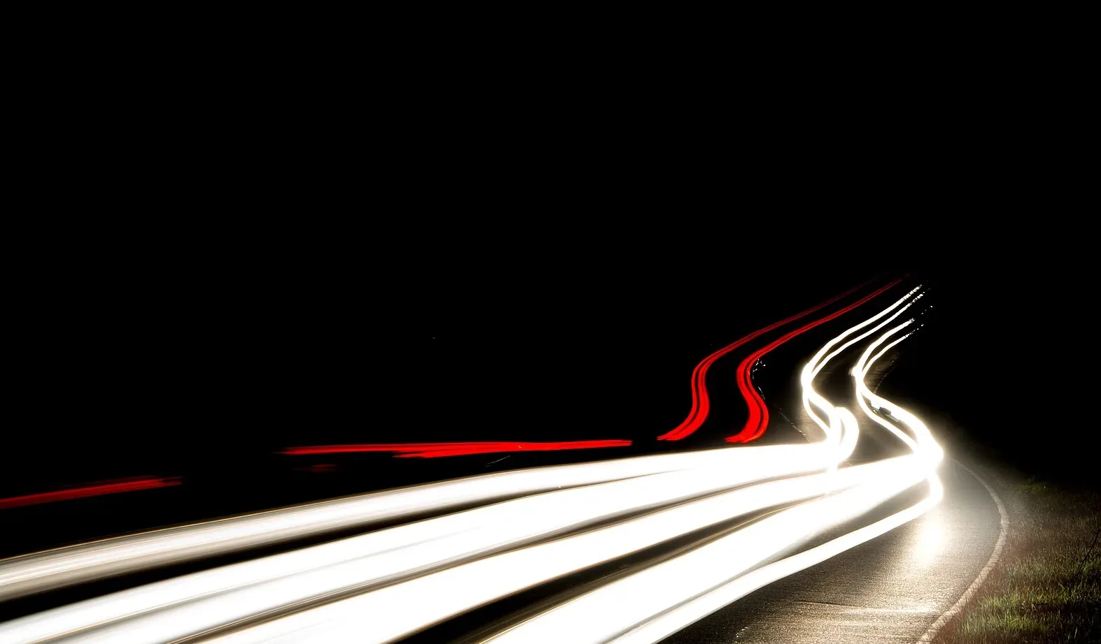 Route de nuit avec traînées de phares